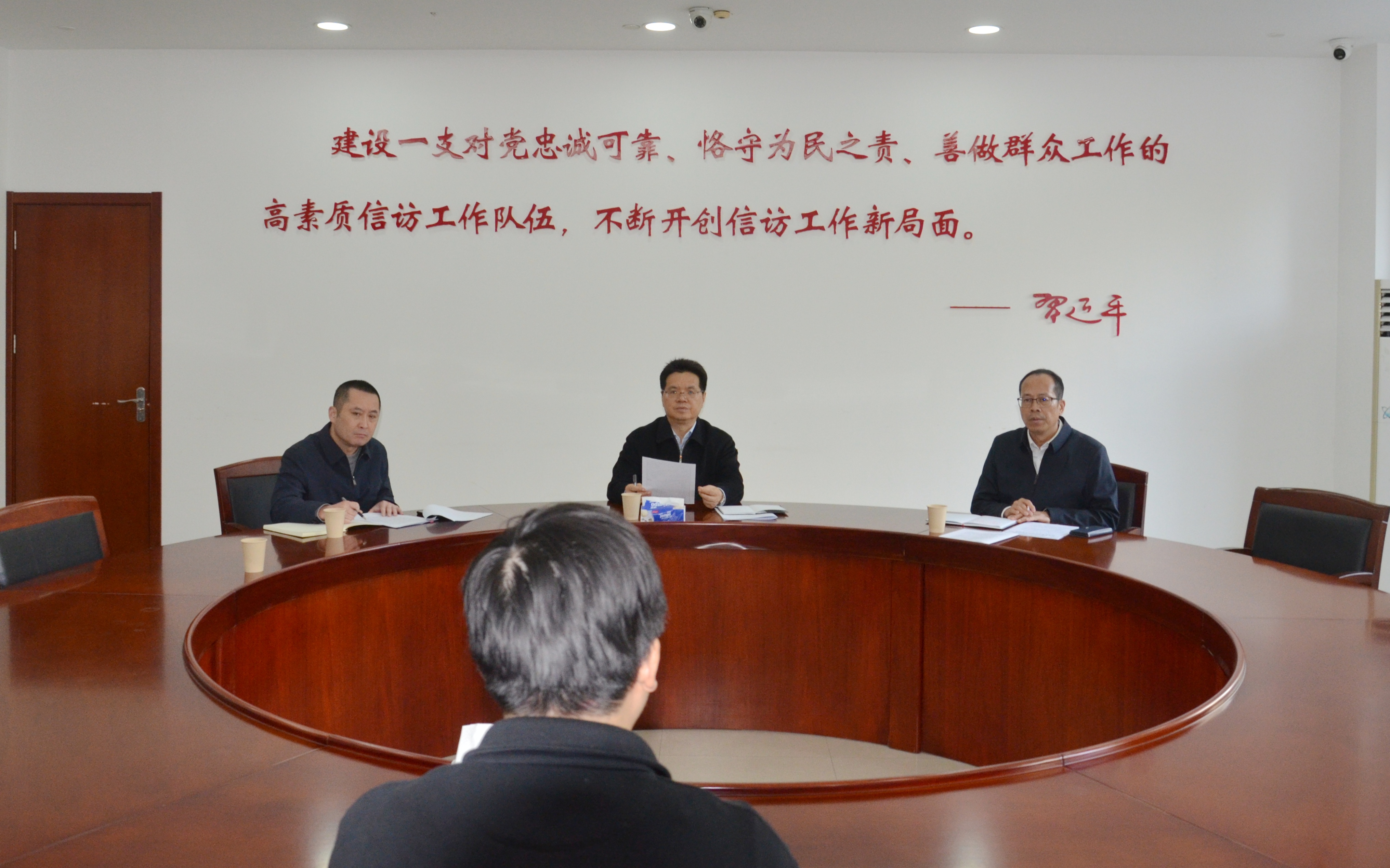 王剑锋接待信访群众并调